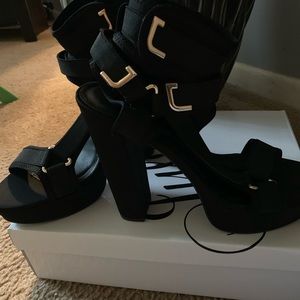Black heel shoes